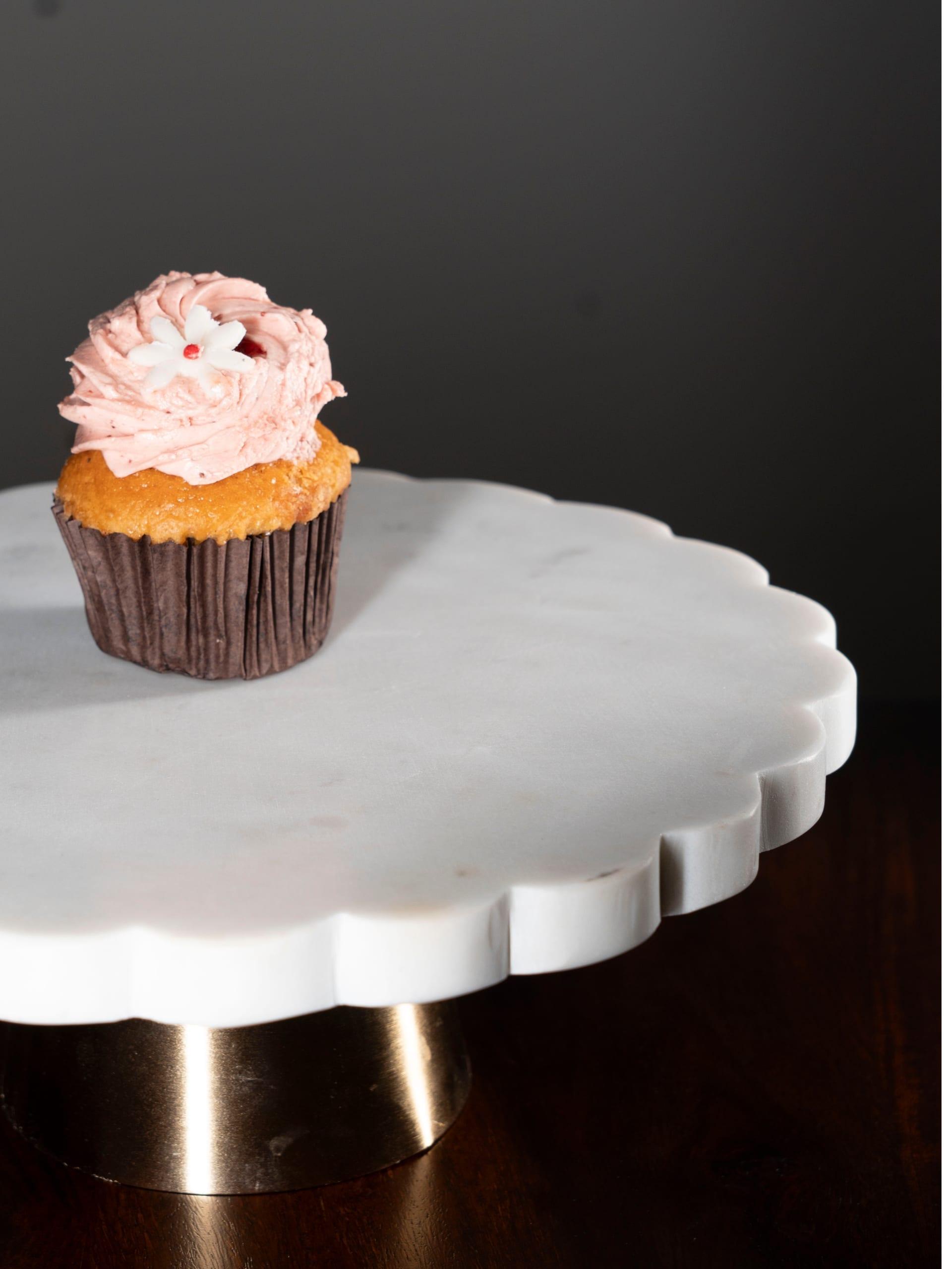 scallop-marble-cake-stand