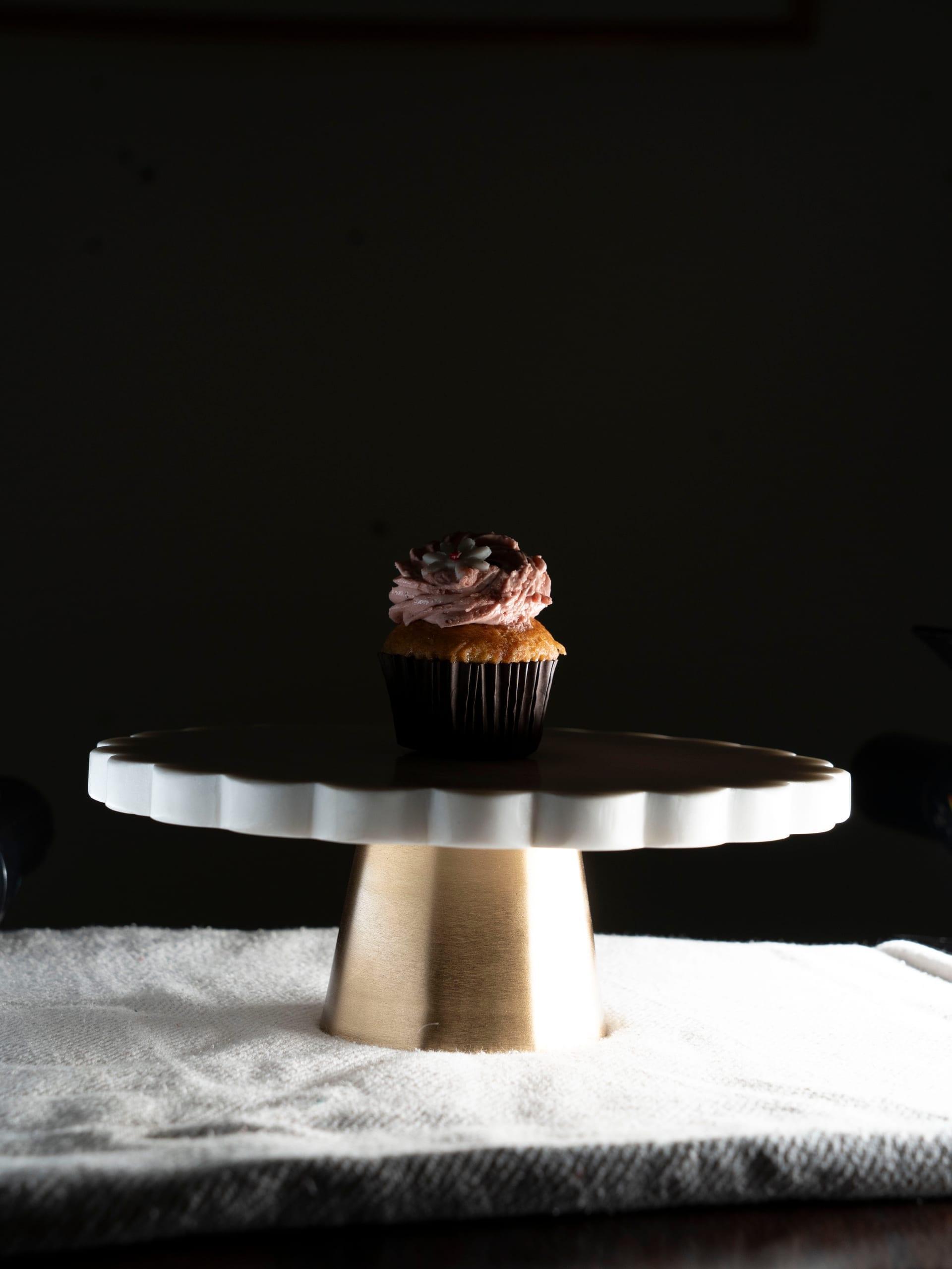 scallop-marble-cake-stand