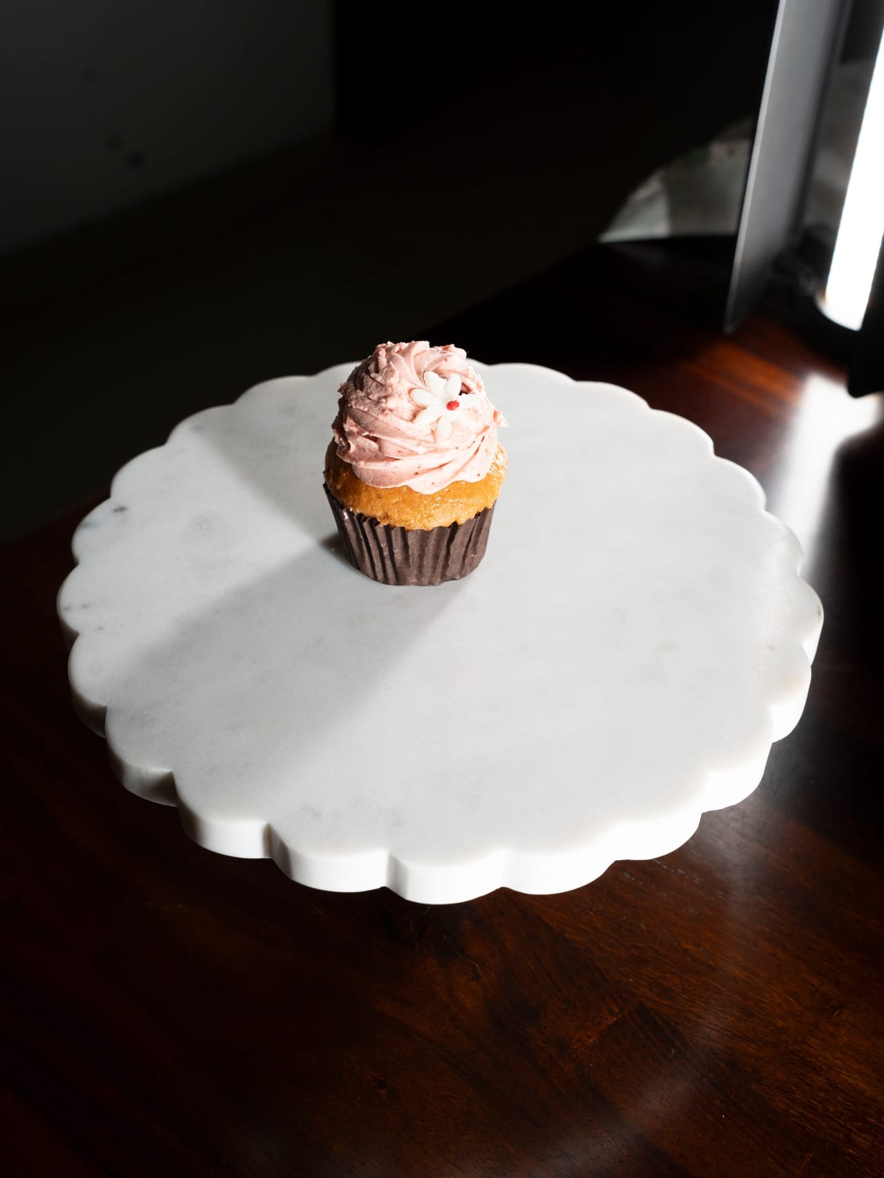 Scallop Marble Cake Stand